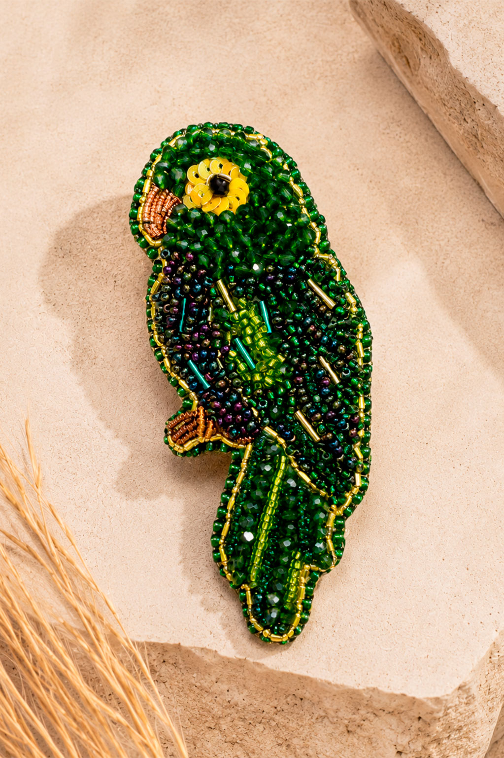 Broche Loro Verde Hecho a Mano