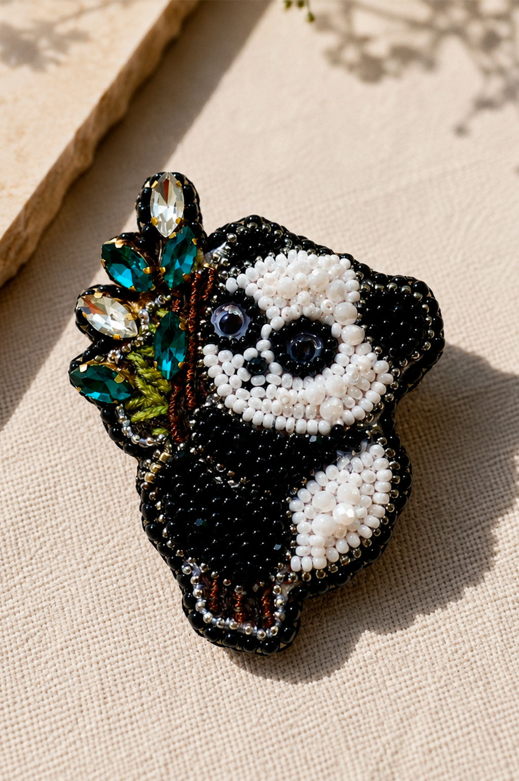 Broche Panda con Hojas Hecho a Mano