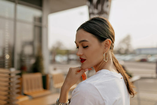 Qué aretes favorecen más según tu rostro y tu cuello: guía real para elegir mejor