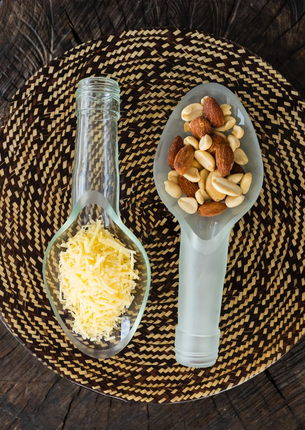 Dos salseras GLES de vidrio reutilizado con queso rallado y frutos secos; venta por unidad