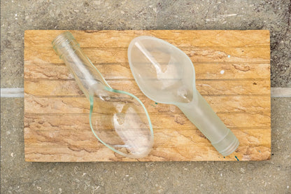 Salseras GLES de vidrio transparente y opalizado sobre tabla de madera; venta por unidad