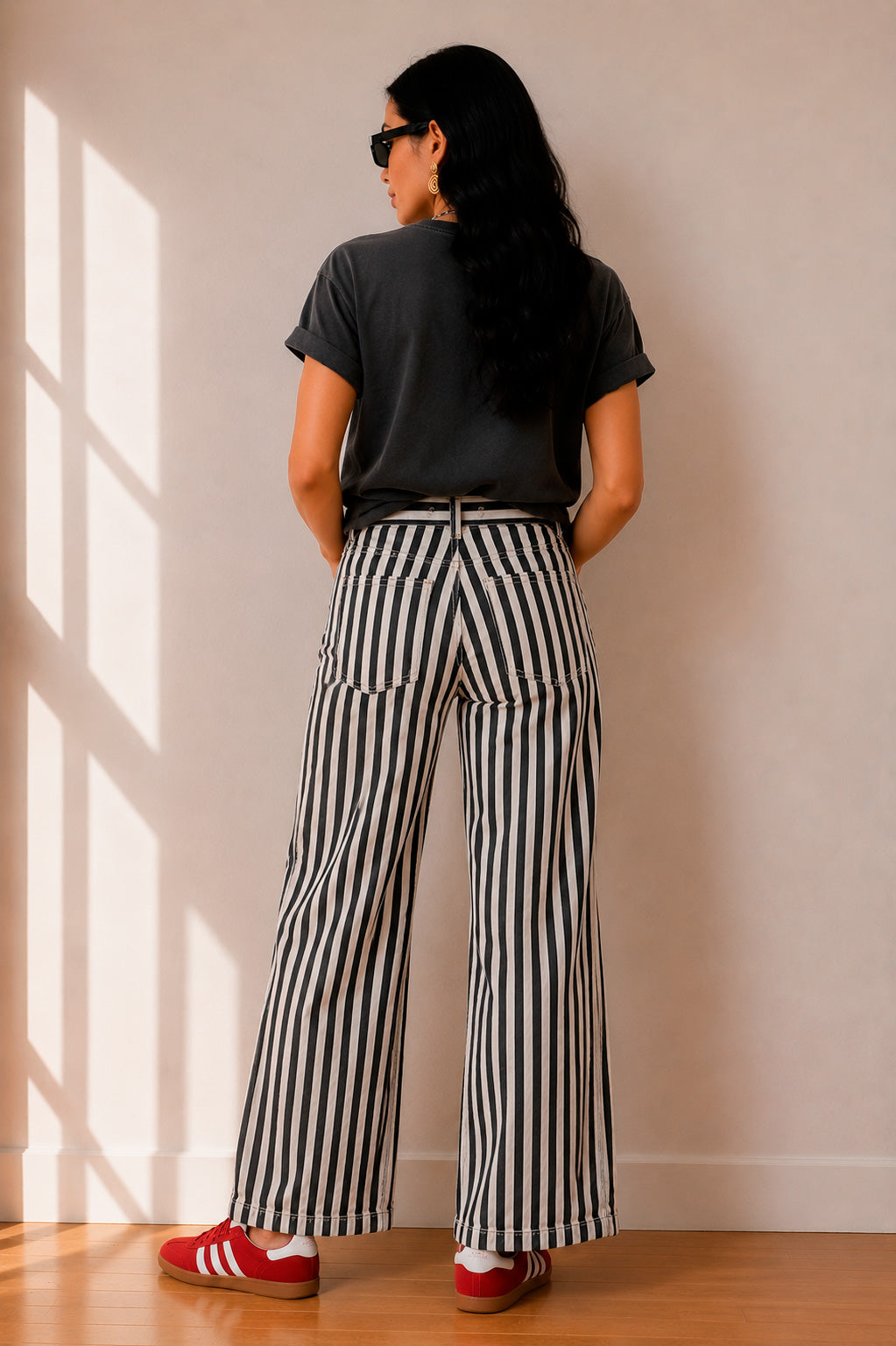 Pantalón de rayas verticales blanco y negro