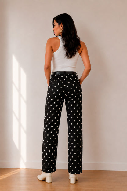 Pantalón negro con puntos blancos