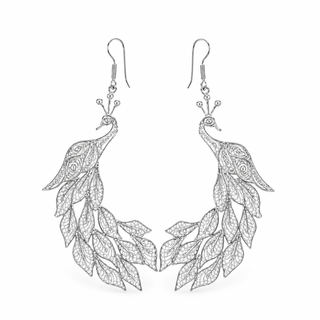 Par de aretes Pavo Real en plata 970 sobre fondo blanco de estudio, altura real 7 cm