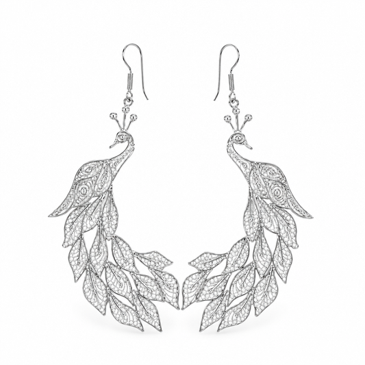 Par de aretes Pavo Real en plata 970 sobre fondo blanco de estudio, altura real 7 cm